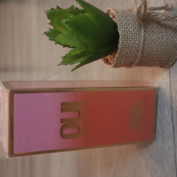 Juicy Couture Oui Sealed Red and Gold Box - Picture 5 of 6